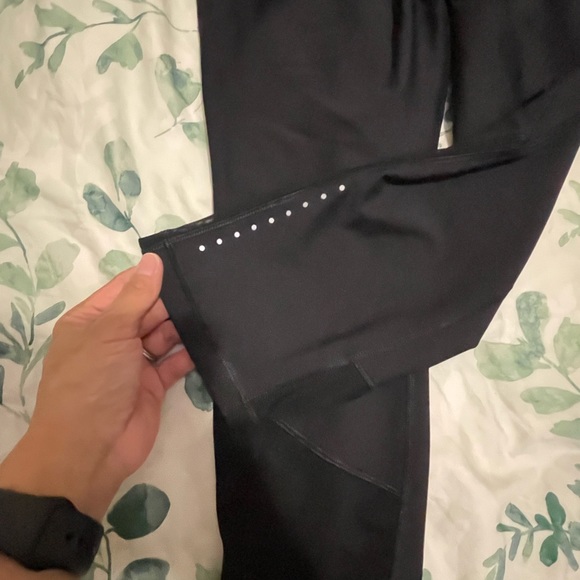 Old Navy High Rise Cropped Leggings. Excellent used condition - Picture 5 of 6
